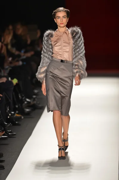 NUEVA YORK, NY - 11 DE FEBRERO: Una modelo camina el final de la pasarela en el desfile de moda Caroline Herrera Otoño Invierno 2013 durante la Semana de la Moda Mercedes-Benz el 11 de febrero de 2013, Nueva York . — Foto de Stock