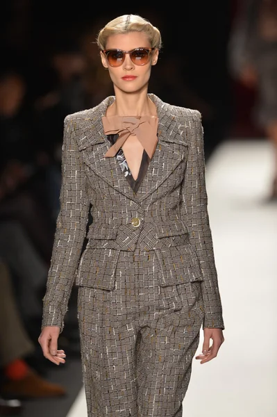 New york, ny - 11 Şubat: manken pist finale caroline herrera 2013 moda show mercedes-benz moda haftası sırasında 11 Şubat'ta, 2013 nyc sonbahar kış yürüyüşleri.