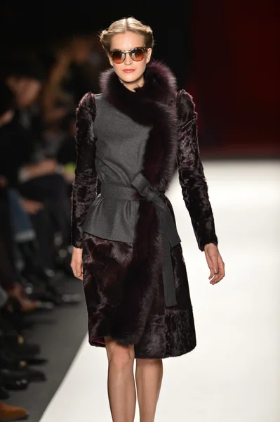 New york, ny - 11. februar: ein model läuft das laufstegfinale bei der caroline herrera herbst winter 2013 modenschau während der mercedes-benz fashion week am 11. februar 2013, nyc. — Stockfoto