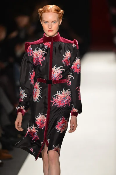 New york, ny - 11 Şubat: manken pist finale caroline herrera 2013 moda show mercedes-benz moda haftası sırasında 11 Şubat'ta, 2013 nyc sonbahar kış yürüyüşleri.