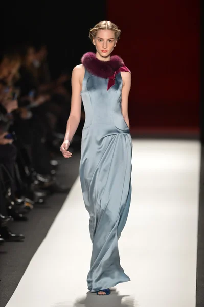 NUEVA YORK, NY - 11 DE FEBRERO: Una modelo camina el final de la pasarela en el desfile de moda Caroline Herrera Otoño Invierno 2013 durante la Semana de la Moda Mercedes-Benz el 11 de febrero de 2013, Nueva York . — Foto de Stock