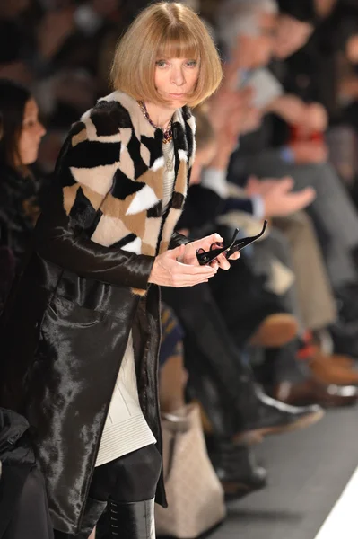 NEW YORK, NY - FEBRUARY 11: Editor-in-chief of American Vogue Anna Wintour at the Caroline Herrera Fall Winter 2013 fashion show during Mercedes-Benz Fashion Week on February 11, 2013, NYC. — Stock Photo, Image