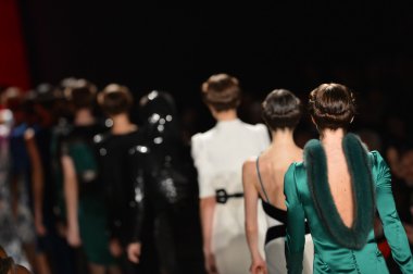 New york, ny - 11 Şubat: modelleri 2013 moda show mercedes-benz moda haftası sırasında 11 Şubat'ta, 2013 nyc sonbahar kış caroline herrera pistin final yürümek.