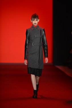 New york, ny - Şubat 10: manken vivienne tam pist 2013 moda show mercedes-benz moda haftası sırasında 10 Şubat'ta, 2013 nyc sonbahar kış yürür..