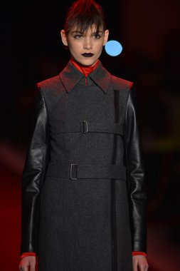 New york, ny - Şubat 10: manken vivienne tam pist 2013 moda show mercedes-benz moda haftası sırasında 10 Şubat'ta, 2013 nyc sonbahar kış yürür..