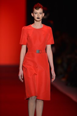 New york, ny - Şubat 10: manken vivienne tam pist 2013 moda show mercedes-benz moda haftası sırasında 10 Şubat'ta, 2013 nyc sonbahar kış yürür..