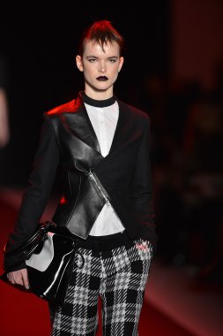 New york, ny - Şubat 10: manken vivienne tam pist 2013 moda show mercedes-benz moda haftası sırasında 10 Şubat'ta, 2013 nyc sonbahar kış yürür..