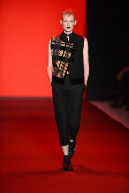 New york, ny - Şubat 10: manken vivienne tam pist 2013 moda show mercedes-benz moda haftası sırasında 10 Şubat'ta, 2013 nyc sonbahar kış yürür..