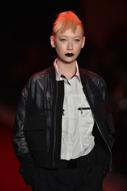 New york, ny - Şubat 10: manken vivienne tam pist 2013 moda show mercedes-benz moda haftası sırasında 10 Şubat'ta, 2013 nyc sonbahar kış yürür..