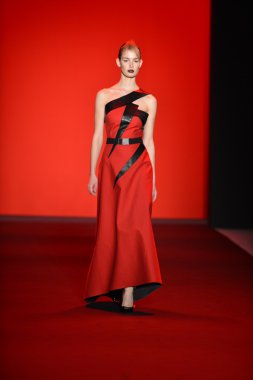 New york, ny - Şubat 10: manken vivienne tam pist 2013 moda show mercedes-benz moda haftası sırasında 10 Şubat'ta, 2013 nyc sonbahar kış yürür..