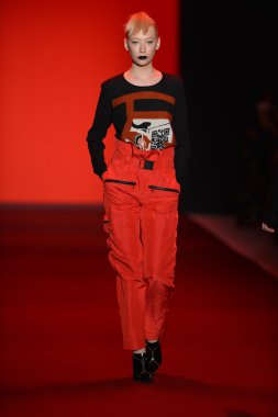 New york, ny - Şubat 10: manken vivienne tam pist 2013 moda show mercedes-benz moda haftası sırasında 10 Şubat'ta, 2013 nyc sonbahar kış yürür..