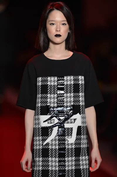 New york, ny - Şubat 10: manken vivienne tam pist 2013 moda show mercedes-benz moda haftası sırasında 10 Şubat'ta, 2013 nyc sonbahar kış yürür..