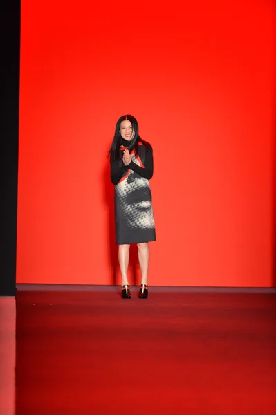 NEW YORK, NY - FEBRUARY 10: Designer Vivienne Tam walks the runway at the Vivienne Tam Fall Winter 2013 fashion show during Mercedes-Benz Fashion Week on February 10, 2013, NYC. — Stock Photo, Image