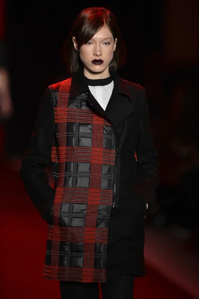 NEW YORK, NY - FEBRUARY 10: A model walks the runway at the Vivienne Tam Fall Winter 2013 fashion show during Mercedes-Benz Fashion Week on February 10, 2013, NYC. — Stock Photo, Image