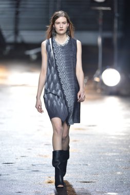 New york, ny - 11 Şubat: 3.1 phillip lim sonbahar 2013 moda show üzerinde 11 Şubat 2013 mercedes-benz moda haftası sırasında new york city'de pist model yürür.