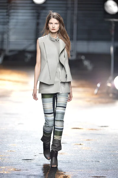 New york, ny - 11 februari: een model leidt de landingsbaan op de 3.1 phillip lim val 2013 mode tijdens de mercedes-benz fashionweek op 11 februari 2013 in new york city weergeven. — Stockfoto