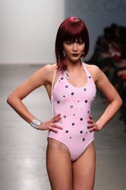 New york - 13 Şubat: dos için pist yürür model caras mayo koleksiyonu pier 59 Studios nolcha moda haftası 13 Şubat 2013 tarihinde new York'ta