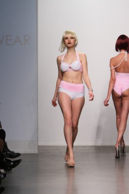 New york - 13 Şubat: dos için pist yürür model caras mayo koleksiyonu pier 59 Studios nolcha moda haftası 13 Şubat 2013 tarihinde new York'ta