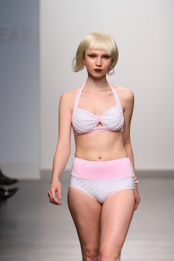 New york - 13 Şubat: dos için pist yürür model caras mayo koleksiyonu pier 59 Studios nolcha moda haftası 13 Şubat 2013 tarihinde new York'ta