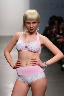 New york - 13 Şubat: dos için pist yürür model caras mayo koleksiyonu pier 59 Studios nolcha moda haftası 13 Şubat 2013 tarihinde new York'ta