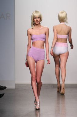 New york - 13 Şubat: dos için pist yürür model caras mayo koleksiyonu pier 59 Studios nolcha moda haftası 13 Şubat 2013 tarihinde new York'ta