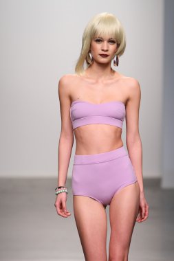 New york - 13 Şubat: dos için pist yürür model caras mayo koleksiyonu pier 59 Studios nolcha moda haftası 13 Şubat 2013 tarihinde new York'ta