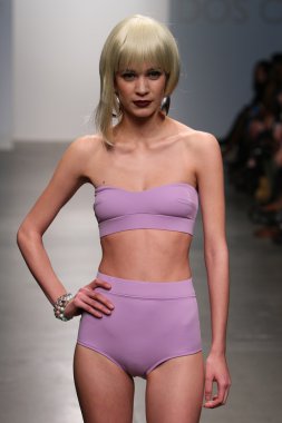 New york - 13 Şubat: dos için pist yürür model caras mayo koleksiyonu pier 59 Studios nolcha moda haftası 13 Şubat 2013 tarihinde new York'ta