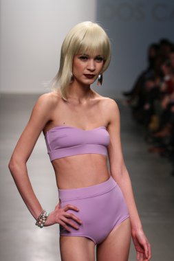 New york - 13 Şubat: dos için pist yürür model caras mayo koleksiyonu pier 59 Studios nolcha moda haftası 13 Şubat 2013 tarihinde new York'ta