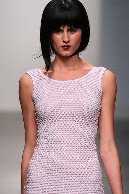 New york - 13 Şubat: dos için pist yürür model caras mayo koleksiyonu pier 59 Studios nolcha moda haftası 13 Şubat 2013 tarihinde new York'ta