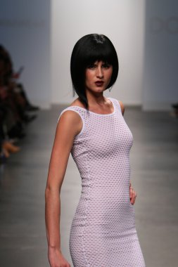 New york - 13 Şubat: dos için pist yürür model caras mayo koleksiyonu pier 59 Studios nolcha moda haftası 13 Şubat 2013 tarihinde new York'ta