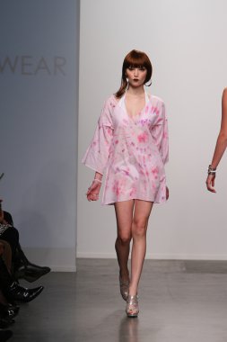 New york - 13 Şubat: dos için pist yürür model caras mayo koleksiyonu pier 59 Studios nolcha moda haftası 13 Şubat 2013 tarihinde new York'ta