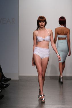 New york - 13 Şubat: dos için pist yürür model caras mayo koleksiyonu pier 59 Studios nolcha moda haftası 13 Şubat 2013 tarihinde new York'ta