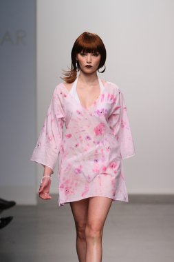 New york - 13 Şubat: dos için pist yürür model caras mayo koleksiyonu pier 59 Studios nolcha moda haftası 13 Şubat 2013 tarihinde new York'ta