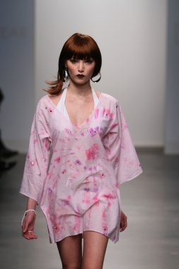 New york - 13 Şubat: dos için pist yürür model caras mayo koleksiyonu pier 59 Studios nolcha moda haftası 13 Şubat 2013 tarihinde new York'ta