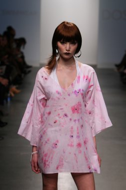 New york - 13 Şubat: dos için pist yürür model caras mayo koleksiyonu pier 59 Studios nolcha moda haftası 13 Şubat 2013 tarihinde new York'ta