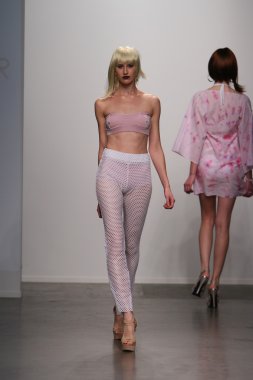 New york - 13 Şubat: dos için pist yürür model caras mayo koleksiyonu pier 59 Studios nolcha moda haftası 13 Şubat 2013 tarihinde new York'ta