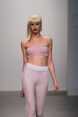 New york - 13 Şubat: dos için pist yürür model caras mayo koleksiyonu pier 59 Studios nolcha moda haftası 13 Şubat 2013 tarihinde new York'ta