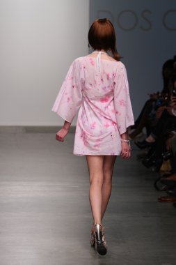 New york - 13 Şubat: dos için pist yürür model caras mayo koleksiyonu pier 59 Studios nolcha moda haftası 13 Şubat 2013 tarihinde new York'ta