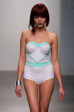 New york - 13 Şubat: dos için pist yürür model caras mayo koleksiyonu pier 59 Studios nolcha moda haftası 13 Şubat 2013 tarihinde new York'ta