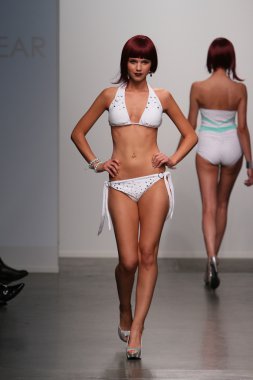 New york - 13 Şubat: dos için pist yürür model caras mayo koleksiyonu pier 59 Studios nolcha moda haftası 13 Şubat 2013 tarihinde new York'ta