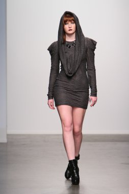 New york - 13 Şubat: model mikailee alton koleksiyonu için pier 59 Studios nolcha moda haftası 13 Şubat 2013 tarihinde new York'ta pist yürür