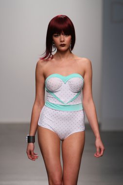 New york - 13 Şubat: dos için pist yürür model caras mayo koleksiyonu pier 59 Studios nolcha moda haftası 13 Şubat 2013 tarihinde new York'ta