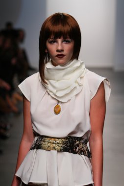 New york - 13 Şubat: model mikailee alton koleksiyonu için pier 59 Studios nolcha moda haftası 13 Şubat 2013 tarihinde new York'ta pist yürür