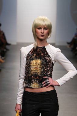 New york - 13 Şubat: model mikailee alton koleksiyonu için pier 59 Studios nolcha moda haftası 13 Şubat 2013 tarihinde new York'ta pist yürür