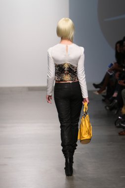 New york - 13 Şubat: model mikailee alton koleksiyonu için pier 59 Studios nolcha moda haftası 13 Şubat 2013 tarihinde new York'ta pist yürür