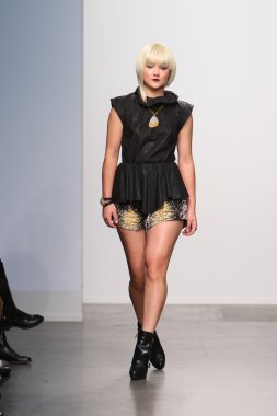 New york - 13 Şubat: model mikailee alton koleksiyonu için pier 59 Studios nolcha moda haftası 13 Şubat 2013 tarihinde new York'ta pist yürür