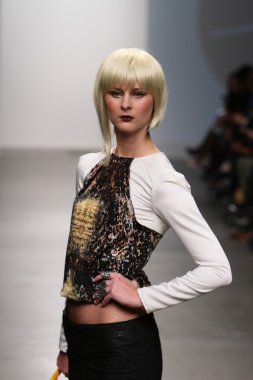 New york - 13 Şubat: model mikailee alton koleksiyonu için pier 59 Studios nolcha moda haftası 13 Şubat 2013 tarihinde new York'ta pist yürür