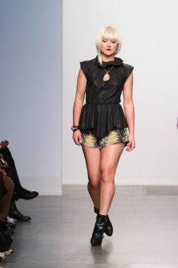 New york - 13 Şubat: model mikailee alton koleksiyonu için pier 59 Studios nolcha moda haftası 13 Şubat 2013 tarihinde new York'ta pist yürür