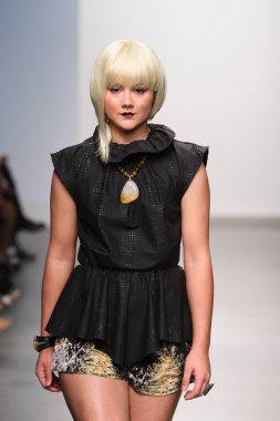 New york - 13 Şubat: model mikailee alton koleksiyonu için pier 59 Studios nolcha moda haftası 13 Şubat 2013 tarihinde new York'ta pist yürür