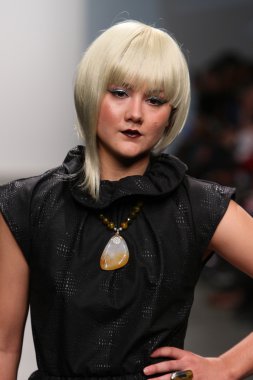 New york - 13 Şubat: model mikailee alton koleksiyonu için pier 59 Studios nolcha moda haftası 13 Şubat 2013 tarihinde new York'ta pist yürür